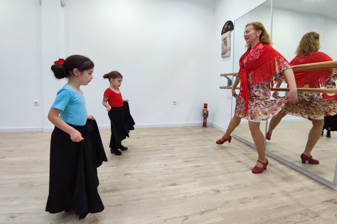 45 minutes flamenco dance class for family in Málaga - Footwork and arm movements without the pressure