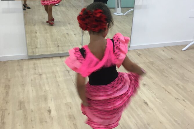 45 minutes flamenco dance class for family in Málaga - Learning a simple Andalusian rumba