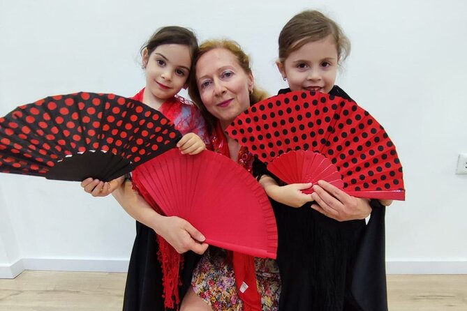 45 minutes flamenco dance class for family in Málaga - The warm-up: an easy start for young dancers