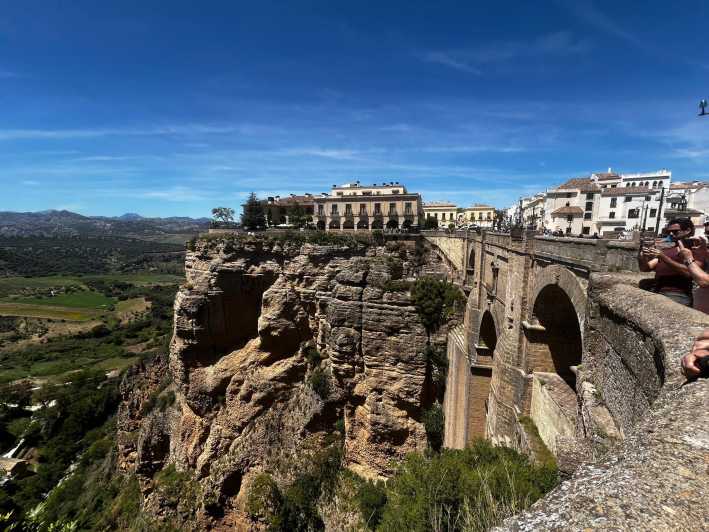 ab Marbella/Estepona: VIP-Tour Ronda + Setenil d. l. Bodegas - Puente Nuevo and the great Ronda gorge