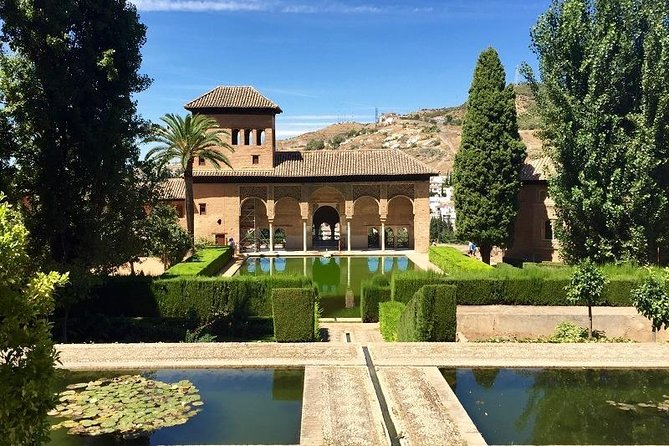 Alhambra, Nasrid Palaces and Generalife Private Tour from Malaga - Free time in Granada after the guided visit