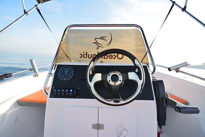 Alquiler de barco sin titulacion en Malaga - A small boat made for easy outdoor time
