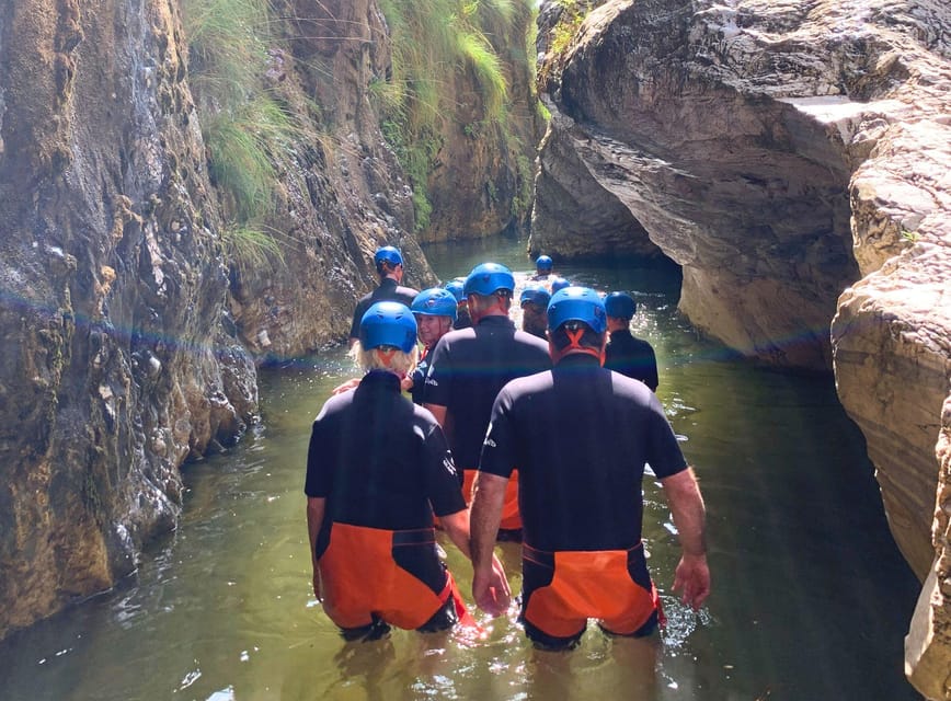 Benahavís: Guided Canyoning Adventure (Benahavís River Walk) - Choosing the jumps and the 6m rappel