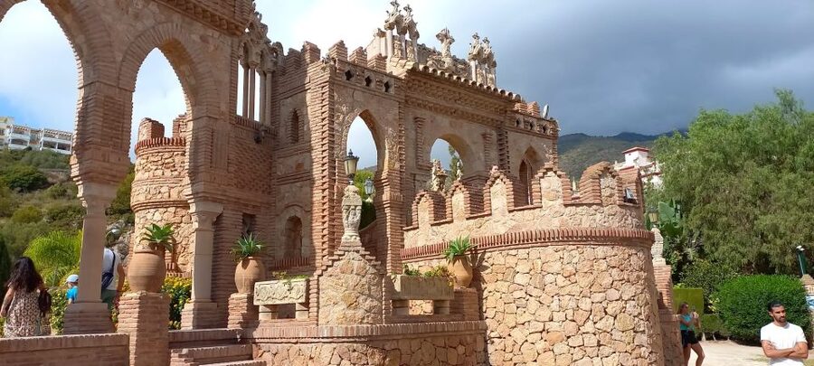 Benalmadena: Colomares Castle Tour with Entry Ticket - Costa del Sol views from Benalmadena