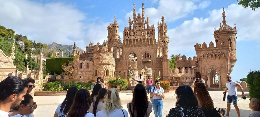 Benalmadena: Colomares Castle Tour with Entry Ticket - Meeting your guide at the entrance