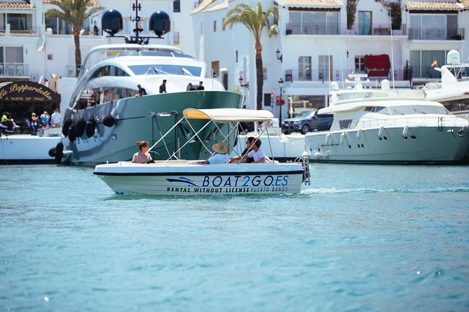 Boat Rental without License Puerto Banus - Taking the wheel in Puerto Banús