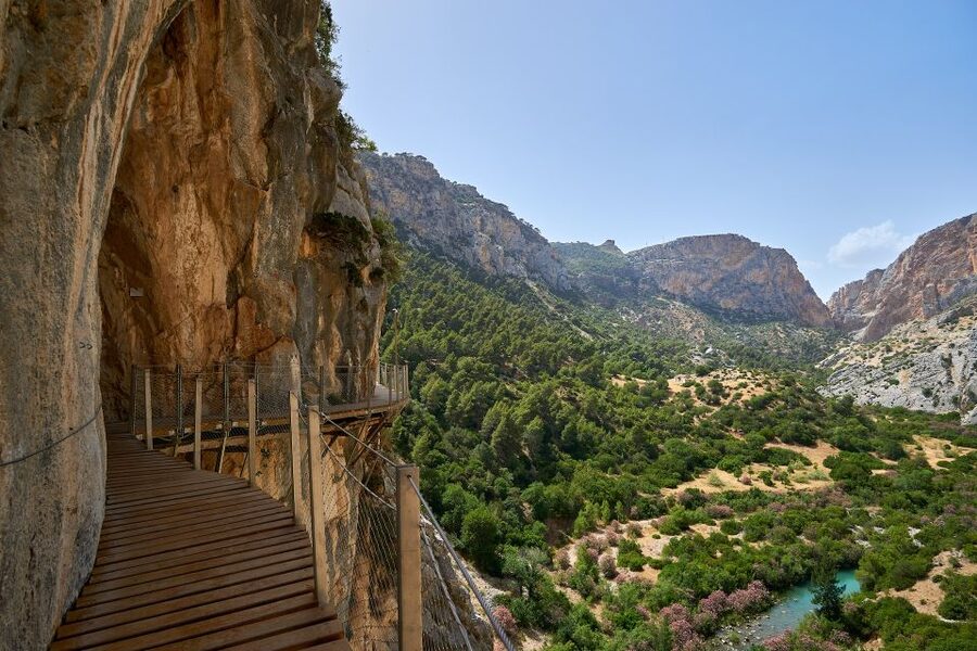 Caminito del Rey: Guided Tour with 1 Drink and Shuttle Bus - Two and a half hours on the famous walkway