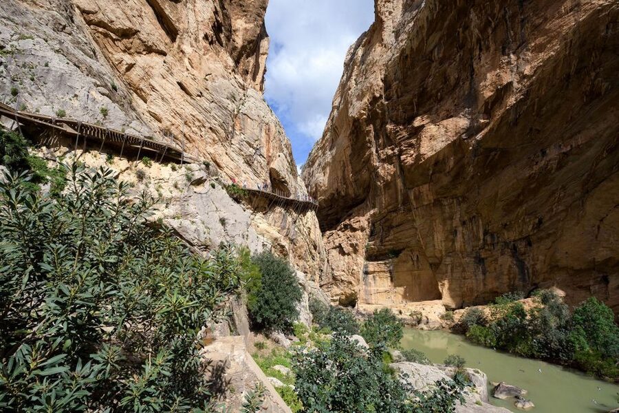 Caminito del Rey: Guided Tour with 1 Drink and Shuttle Bus - Views, photo stops, and the pace of the group