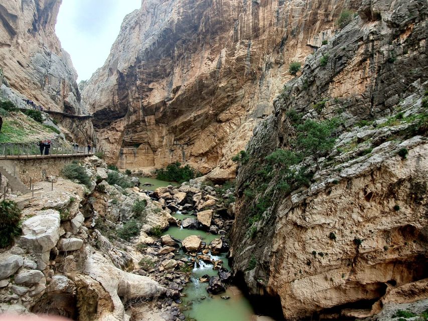 Caminito del Rey: Tour with Official Guide and Drink - The first sections of the cliffside path