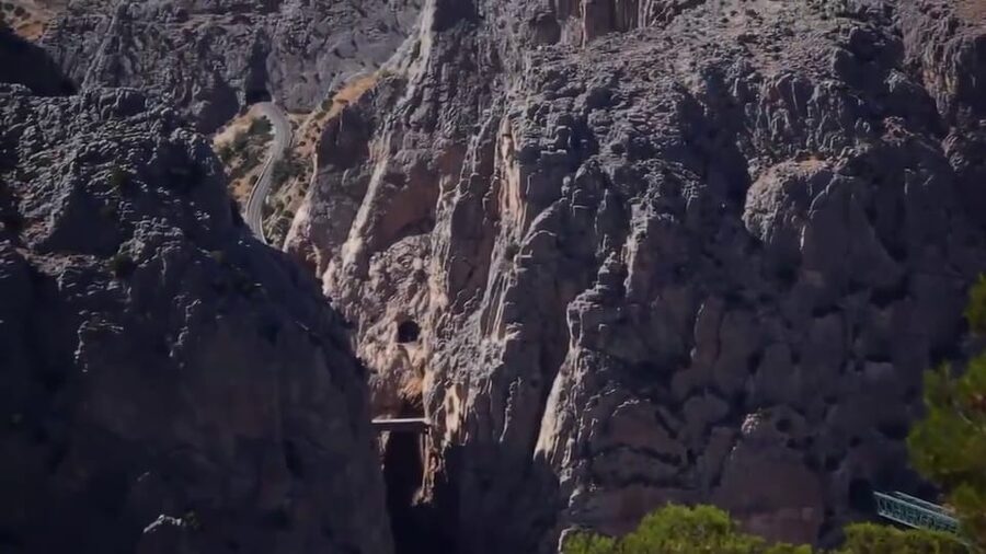 El Chorro: Caminito del Rey Gorge Route Guided Walking Tour - The three-hour walk through Gaitanes Gorge