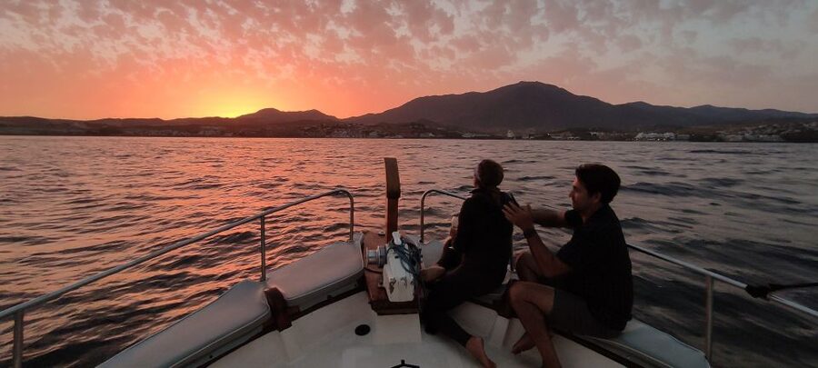 Estepona: Sunset boat trip & Cava & Tapa - Setting sail from Estepona Marina
