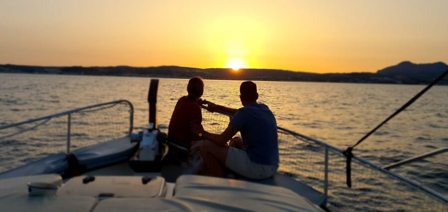Estepona: Sunset boat trip & Cava & Tapa - The hosts shape the mood