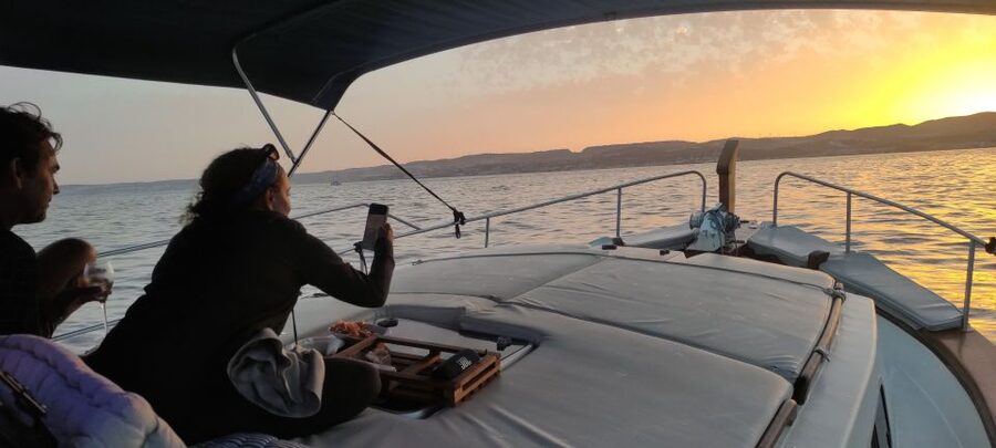 Estepona: Sunset boat trip & Cava & Tapa - Who will enjoy this sailing most