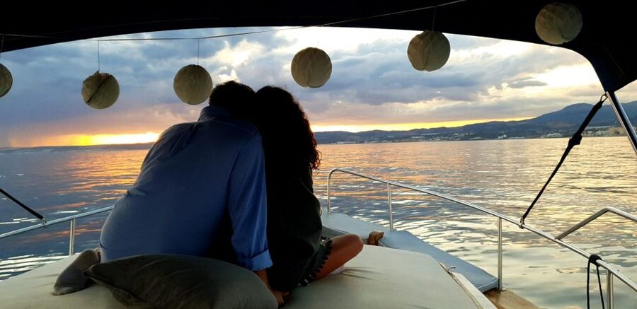Estepona: Sunset boat trip & Cava & Tapa - Two hours on the Costa del Sol sea