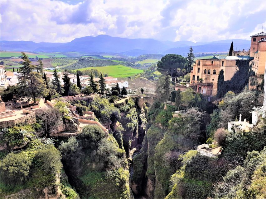 From Costa del Sol: Private Ronda Tour - Arriving in Ronda and meeting the local guide