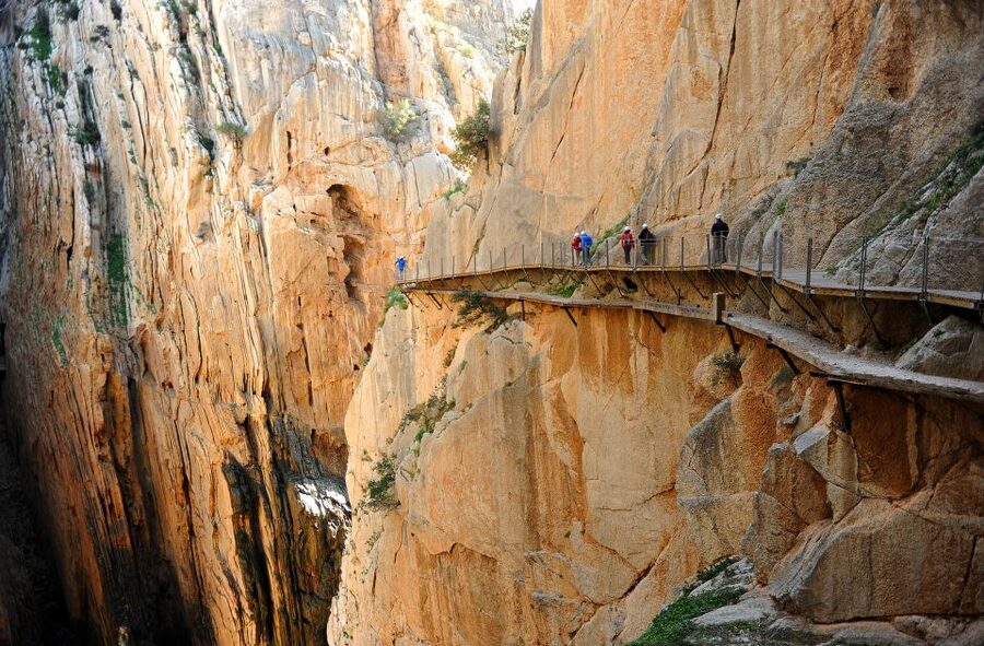From Málaga: Caminito del Rey Small-Group Tour with Picnic - What the 3.5-hour Caminito walk feels like