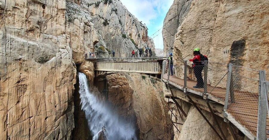 From Malaga: Caminito del Rey/White Village Tour & Tapas - Why combine Álora with Caminito del Rey?