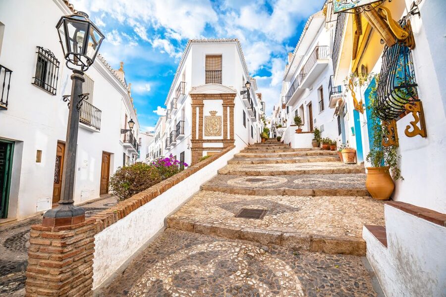 From Málaga /Costa del Sol: Trip to Nerja & Frigiliana - Guide commentary and language expectations