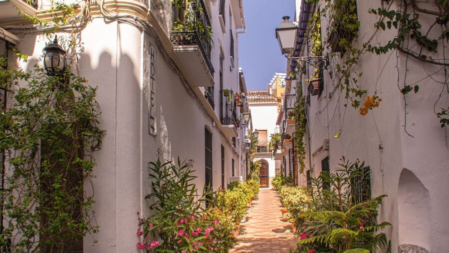 From Malaga or Costa del Sol: Mijas, Marbella & Puerto Banus - Three Costa del Sol faces in one day