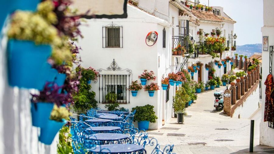 From Malaga or Costa del Sol: Mijas, Marbella & Puerto Banus - Puerto Banus: 45 minutes beside the yachts