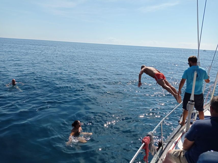 Fuengirola: Dolphin-Watching Sailing Tour with Drinks - A small boat with a real chance to feel personal