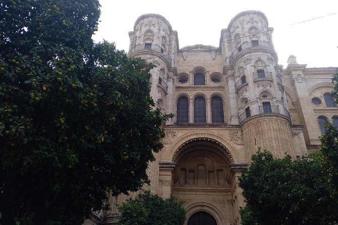 Guided visit to the Cathedral of Malaga and its surroundings - The 9:30 a.m. start and central meeting point
