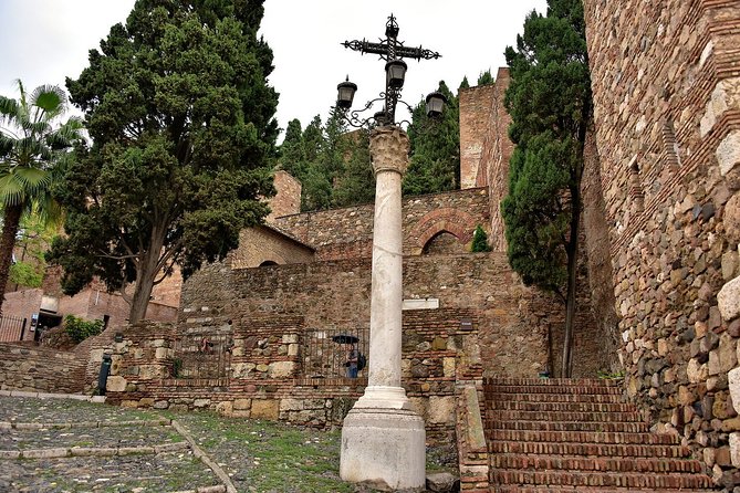 Guided visit to the Roman Theater and Alcazaba in Malaga - Climbing through the Alcazaba