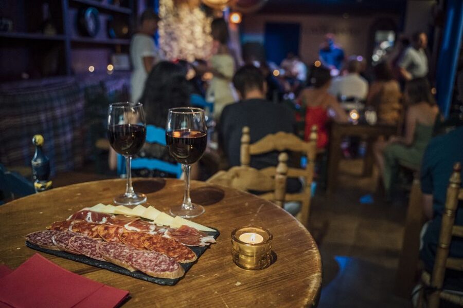 Malaga: Authentic Flamenco Show at El Gallo Ronco - What makes this feel more than a tourist photo stop