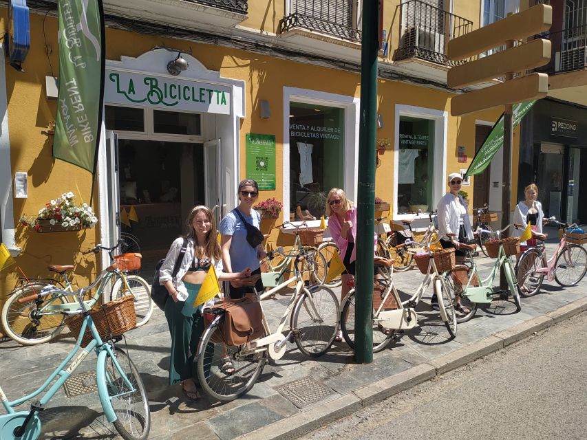 Malaga: Bike Rental for City Discovery Route & Beaches - Exploring the historic center by bicycle