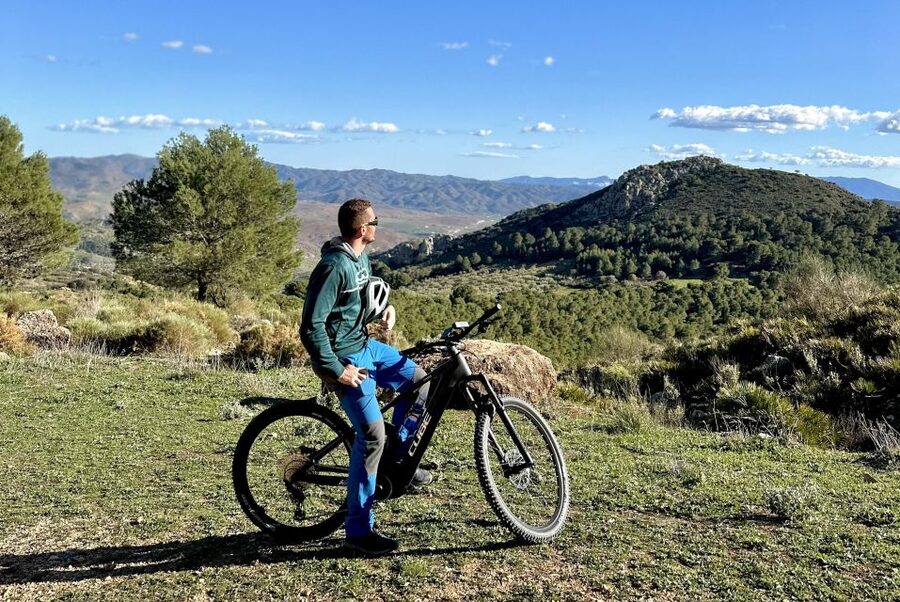 Málaga: "El Chorro" E-bike guided tour 2h (13km) - Getting set up on the Cube mountain bike