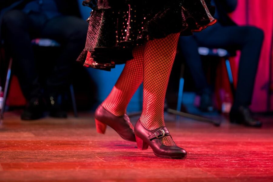 Málaga: Flamenco Course 4pm + 1-Hour Show, 3 Tapas and Drink - Who should book this experience?