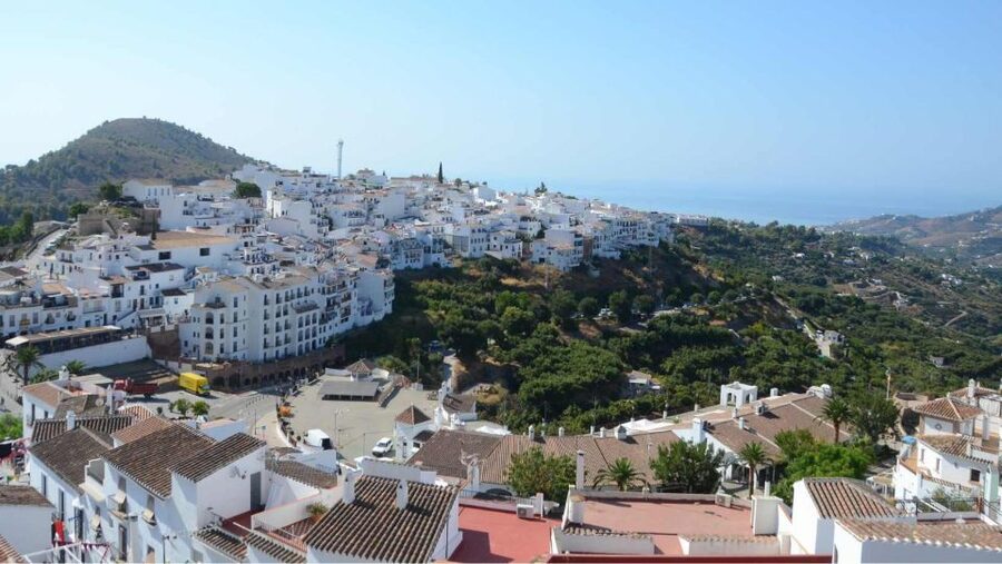 Malaga: Frigiliana & Nerja Tour with Local Product Tastings - The short ride from Frigiliana to Nerja