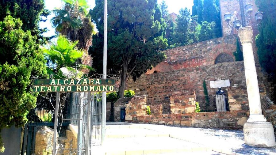 Málaga: Historic Center Tour with Local Guide - Málaga Cathedral and the story of La Manquita