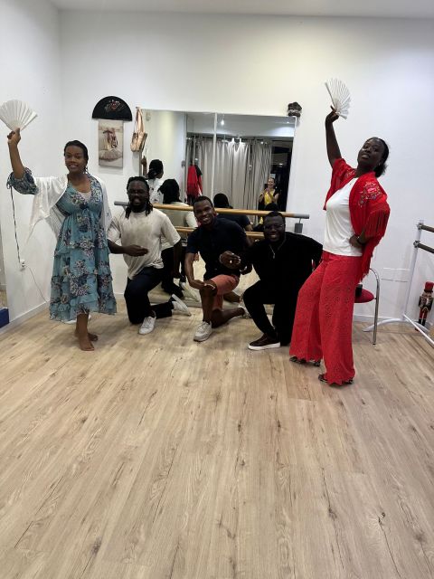 Málaga: Learn to dance flamenco rumba in 45 minutes - Fans, Shawls, and the Party Element