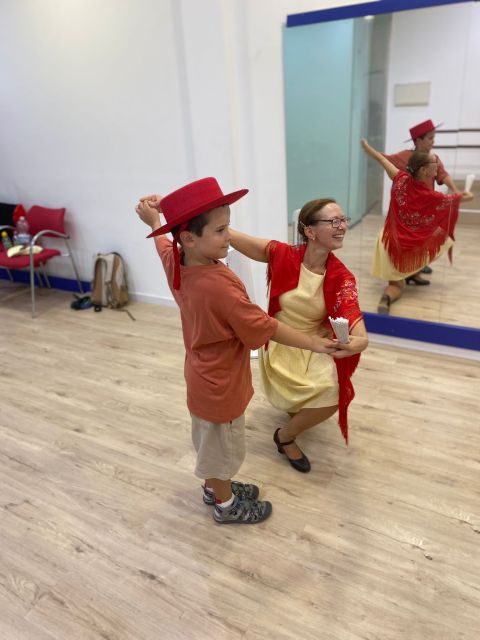 Málaga: Learn to dance flamenco rumba in 45 minutes - A Good Match for Celebrations and Couples