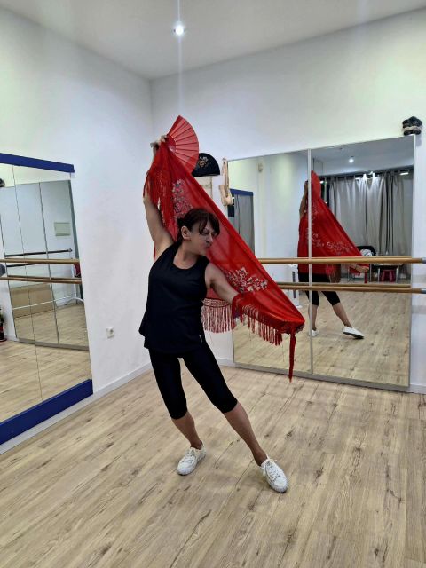 Málaga: Learn to dance flamenco rumba in 45 minutes - Clothes, Shoes, and Comfort