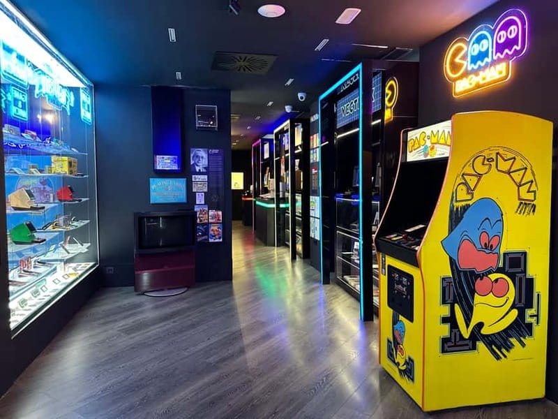 Malaga: OXO Video Game Museum Ticket Entry - The Past floor brings old machines back to life