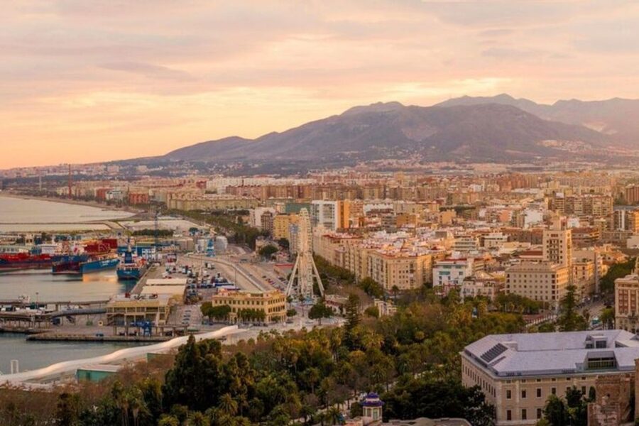 Malaga: Private custom Walking tour with a local guide - Seeing the main sights without a fixed script
