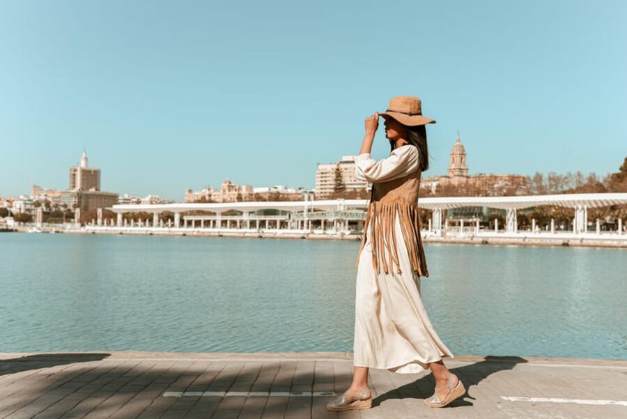 Málaga: Professional Photoshoot and City Tour - Alicia’s approach and language options