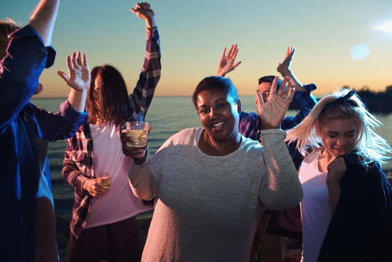 Malaga: Sailing Catamaran Sunset Cruise with Live DJ & Drink - Practical advice for a smoother evening