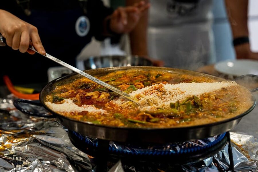 Málaga: Spanish Cooking Workshop with Paella and Sangria - Mixing sangria and settling in for the meal