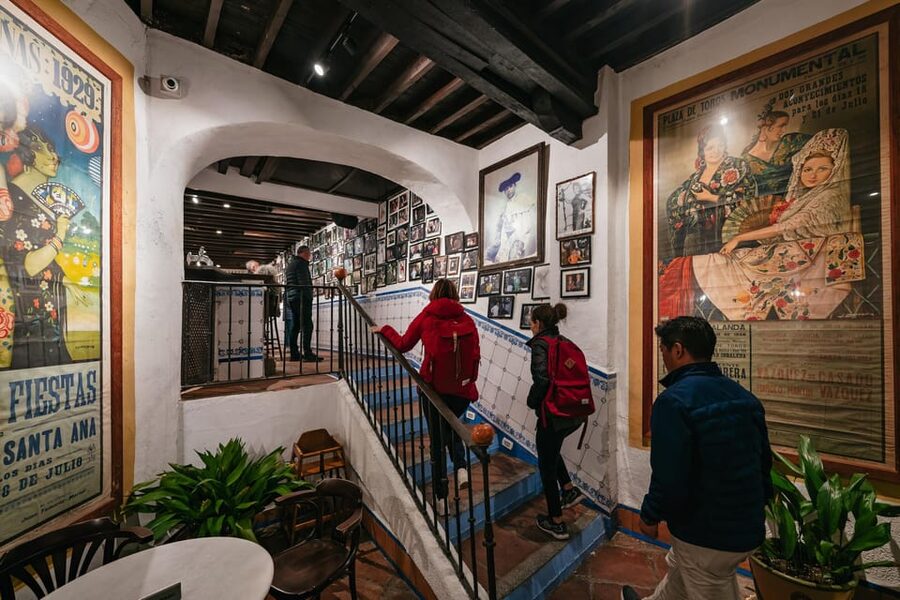 Málaga: Traditional Andalusian Tapas and Wine Tour - The middle stop: a restaurant with local character