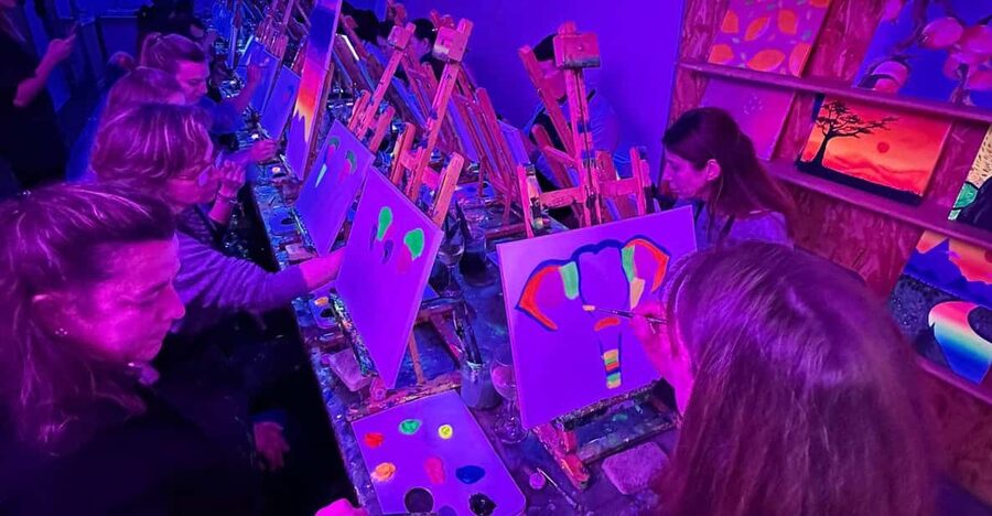 Málaga: Wine Gogh Glow Academy Paint and Sip Class - Following the example or making your own picture