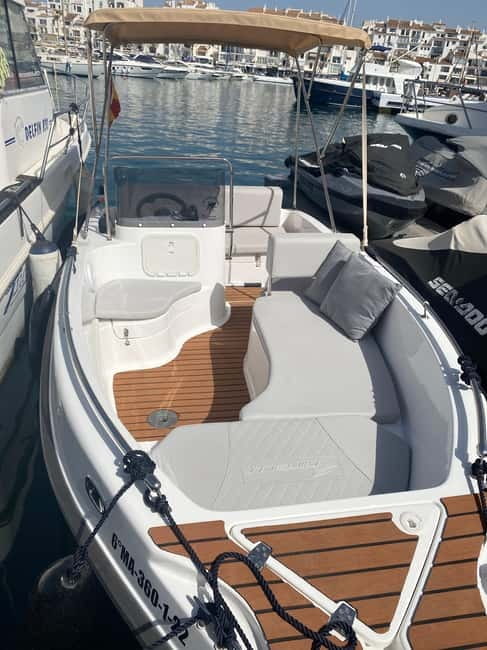 MANGO BOAT - Unlicensed boat in Puerto Banús - Taking the Wheel Yourself