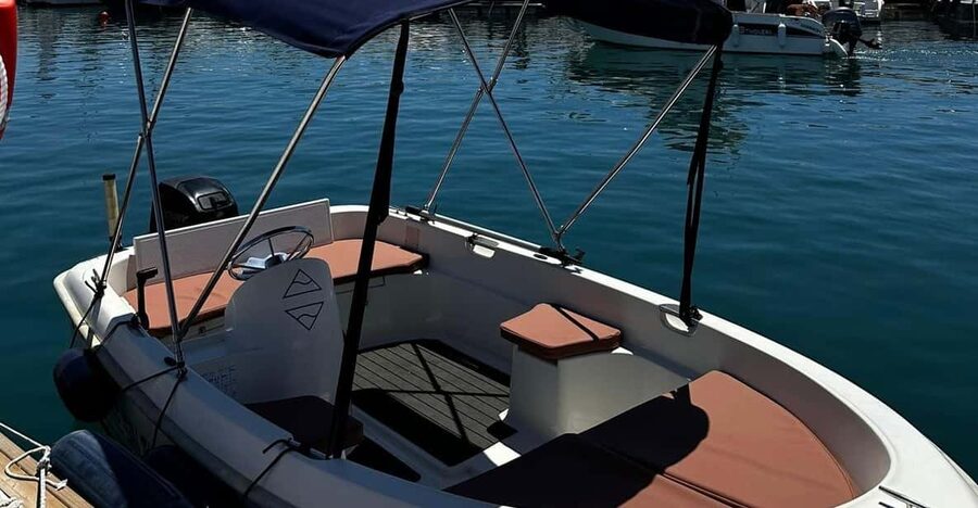 Marbella: Puerto Banús Boat Rental with No License Needed - Taking the helm in Puerto Banús