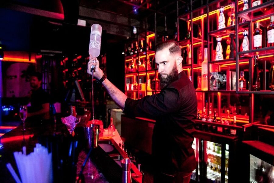 Marbella: Puerto Banus Night Life Walking Tour - What the marina bars offer