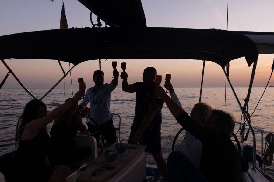Marbella: Sunset Sailing Trip with Drinks and Snacks - Practical details that can change the evening