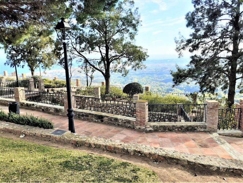 Mijas: Group walking tour - White houses, barred windows, and flower pots