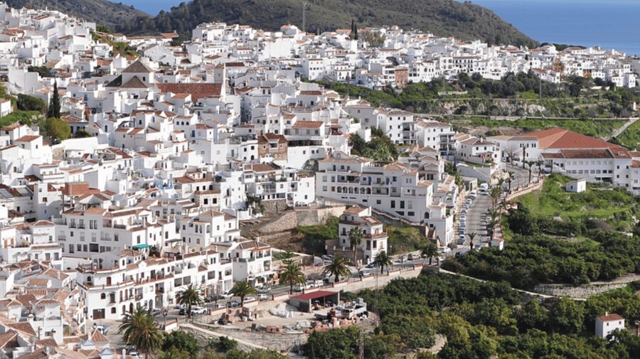 Nerja and Frigiliana from Málaga: the mountain and the sea - Comfort, walking, and the pace of the day
