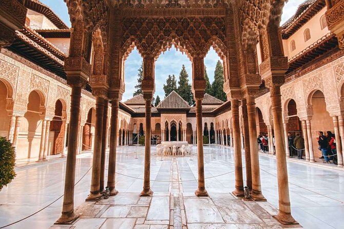 Private Tour to La Alhambra de Granada from Malaga - Meeting the guide at the Alhambra